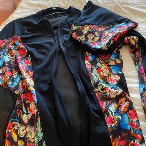 Jessica Simpson black and floral gym outfit